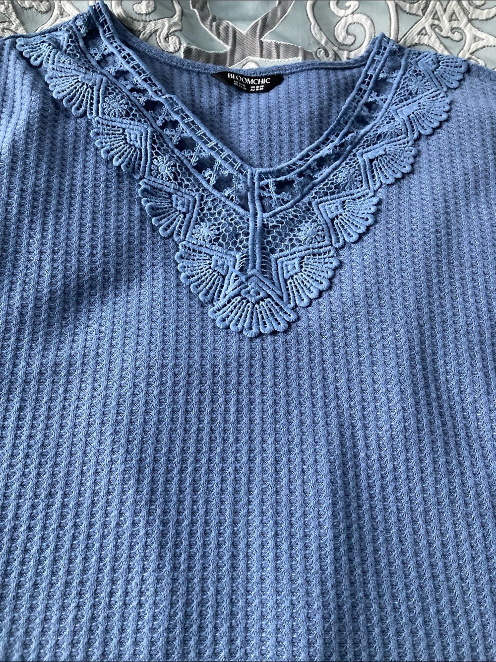 BloomChic Blue Waffle Knit Crochet-Trim V-Neck Short Sleeve Top size 14/16 - Picture 4 of 9
